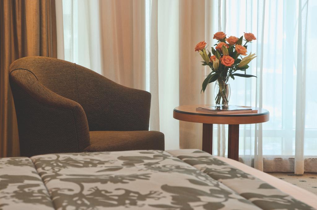 Wiseman Grand Hotel Doha Exterior foto A room at the hotel