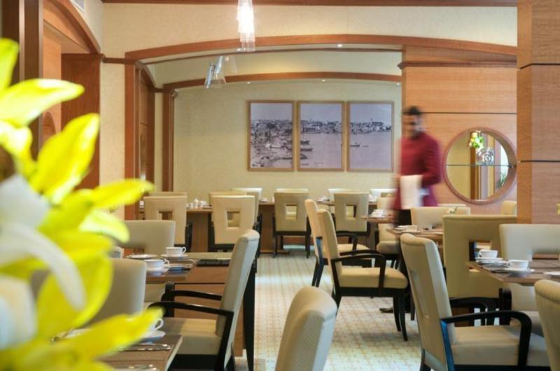 Wiseman Grand Hotel Doha Exterior foto The restaurant