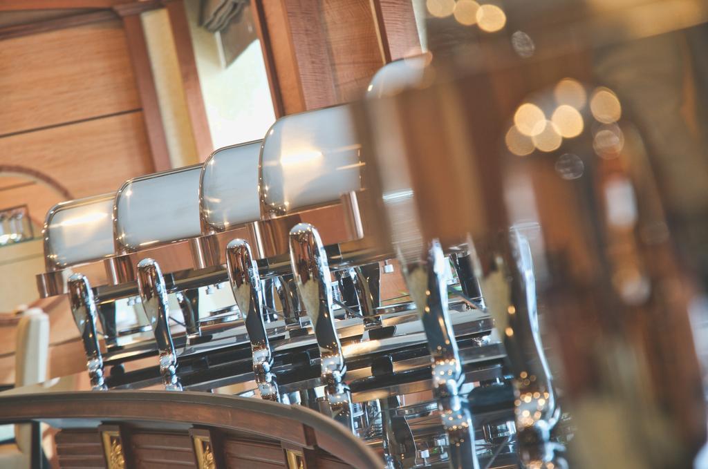 Wiseman Grand Hotel Doha Exterior foto Beer taps
